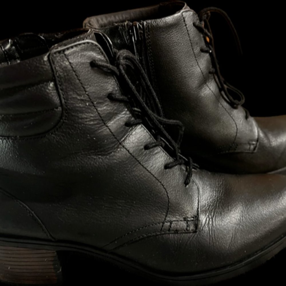 Ultimate Comfort Collection by Clarks black boots zip and lace sz 11M